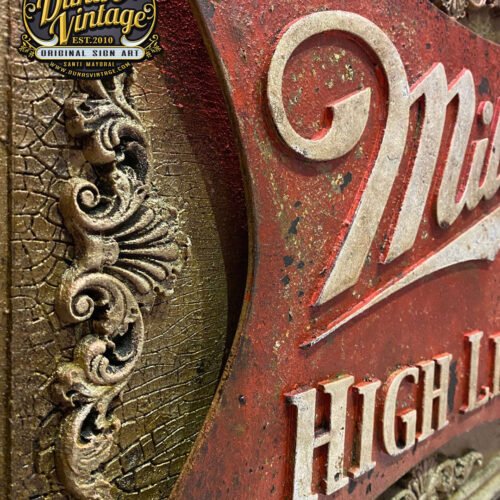 Cartel de madera Miller High Life con relieve y acabado envejecido oxidado.