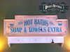 Cartel de madera HOT BATHS, Soap & Towels Extra.