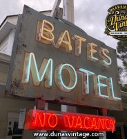 Cartel Bates Motel Con Luz Natural.