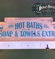 Cartel de madera HOT BATHS, Soap & Towels Extra.