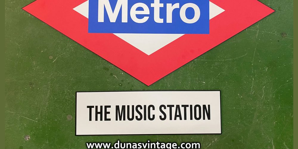Cartel Placa Metro en Aluminio Warner Music Station.