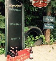 Pizarra Bar ONDARTZA San Sebastián y caja de cervezas Bud, Duna´s Vintage.