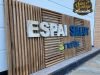 Cartel Entramado de Madera con Letras en Relieve para Laboratorios NEFTIS
