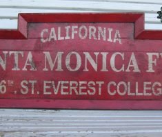 CARTEL DE MADERA SANTA MONICA FWY