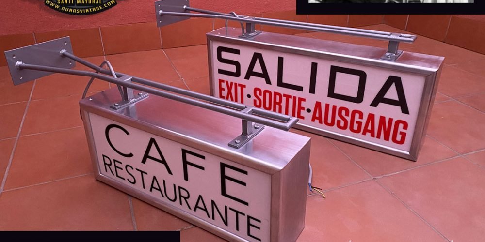 Cajas de luz estilo retro para  Warner Music Station.