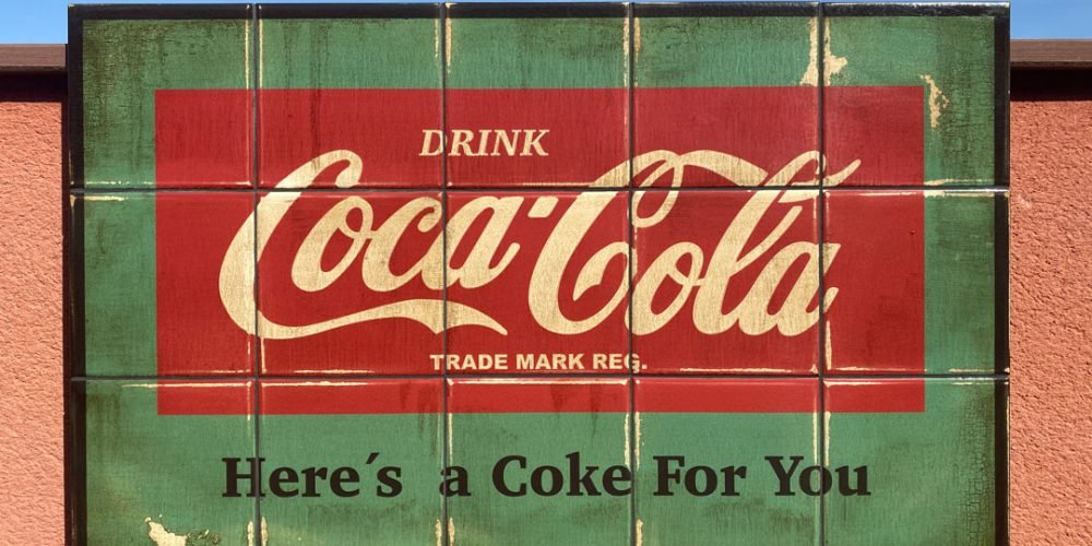 !Nueva línea de carteles pintados sobre azulejos¡ Publicidad 1955 Coca-Cola.