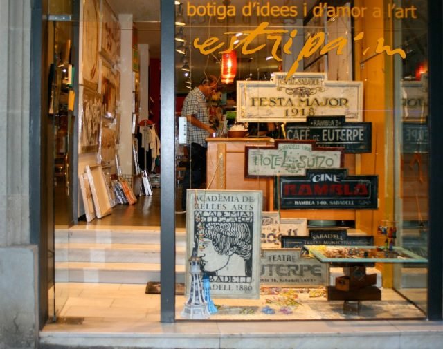 ESCAPARATE TIENDA ESTRIPA´M EN SABADELL