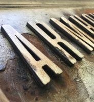 Cartel de Madera FARMHOUSE KITCHEN tamaño 1300x240mm.