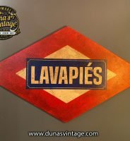 Cartel de madera, placa Metro Lavapiés Madrid.