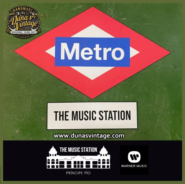 Cartel Placa Metro en Aluminio Warner Music Station.