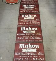 Chapa Metálica Mahou RED SIGN tamaño 42x50cm.