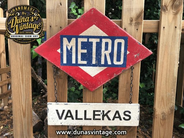Cartel de Madera Metro Vallekas