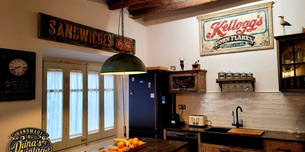 Fotos que me envía un cliente con carteles de Duna´s Vintage.