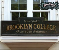 CARTEL DE MADERA BROOKLYN COLLEGE
