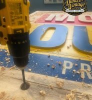 Cartel de Pino Macizo para Montana Outlet BCN – Estilo Industrial con Iluminación Vintage