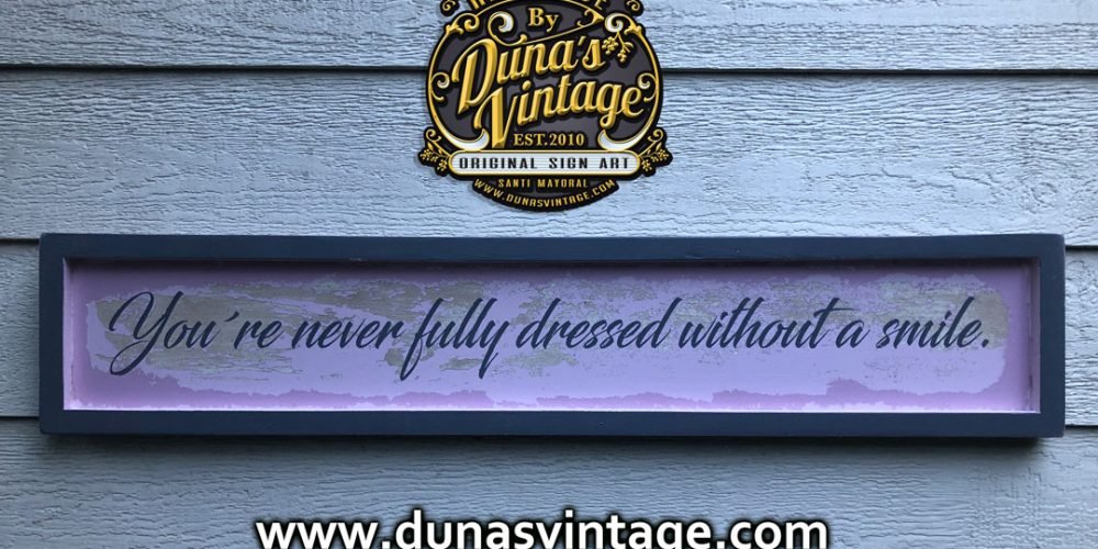 Cartel de Madera You´re never fully dressed without a smile.