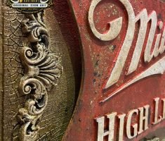 Cartel de madera Miller High Life con relieve y acabado envejecido oxidado.