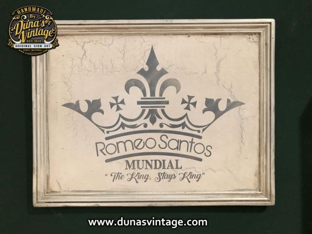 Cartel de Madera Romeo Santos.