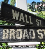 CARTELES WALL ST. and BROAD ST.