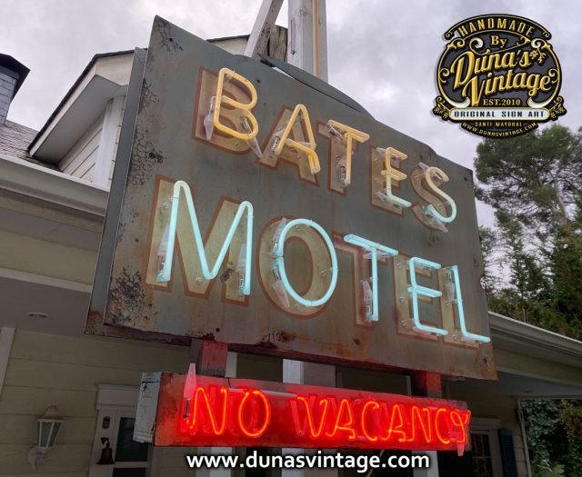 Cartel Bates Motel Con Luz Natural.