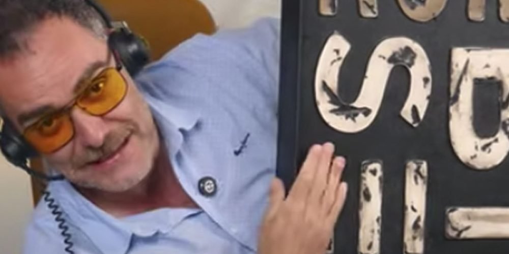 ¡Así luce el cartel de Duna’s Vintage en manos de Romual Fons!