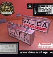 Cajas de luz estilo retro para Warner Music Station.