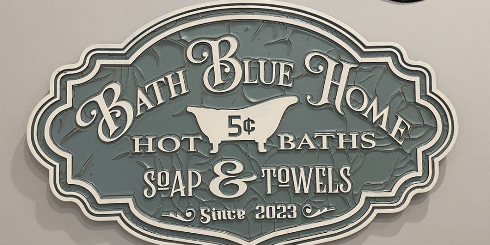 Cartel de madera con relieve BATH BLUE HOME.