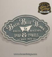 Cartel de madera con relieve BATH BLUE HOME.