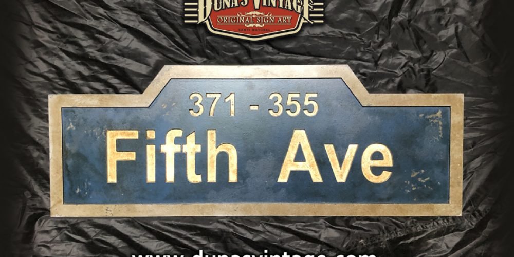 Placa en Madera Fifth Ave.