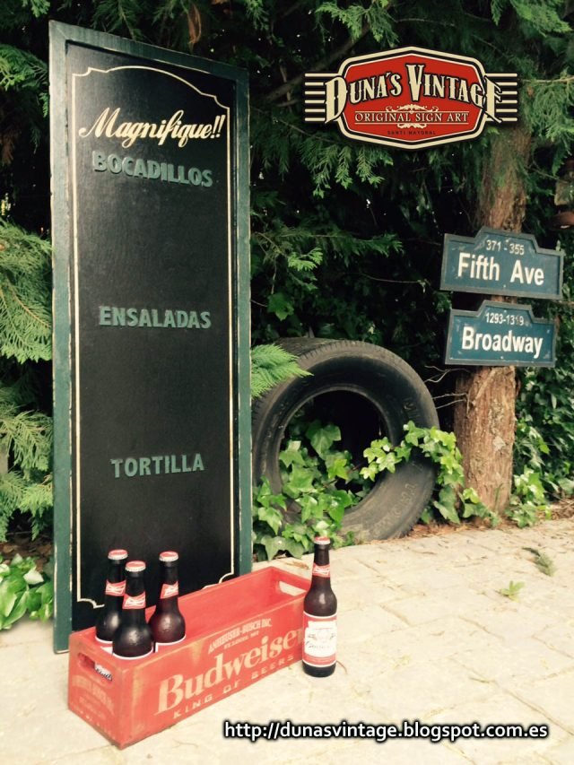 Pizarra Bar ONDARTZA San Sebastián y caja de cervezas Bud, Duna´s Vintage.