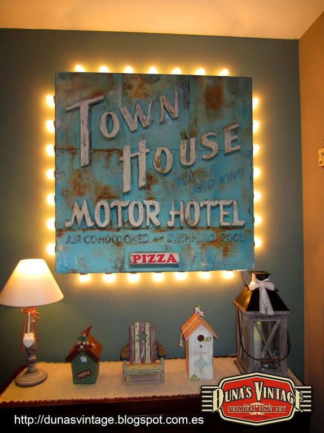 Cartel Town House Motor Hotel