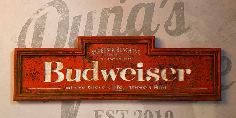 Cartel de madera con efecto óxido de BUDWEISER, tamaño 96×30 cm.