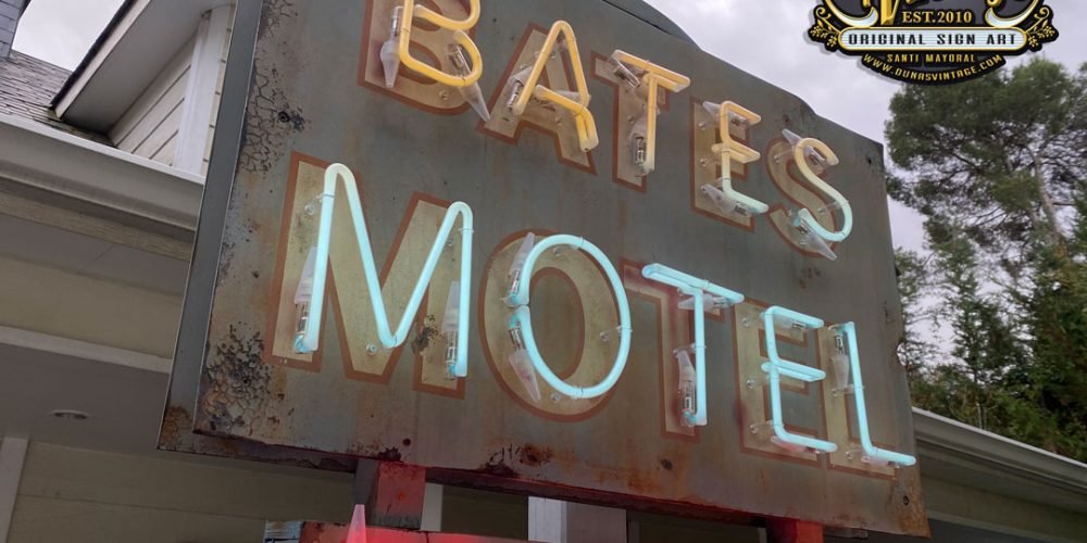 Cartel Bates Motel Con Luz Natural.