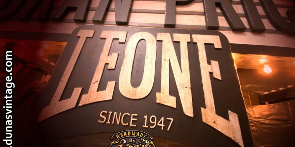 Cartel de Madera GRAN PRICE LEONE Barcelona.