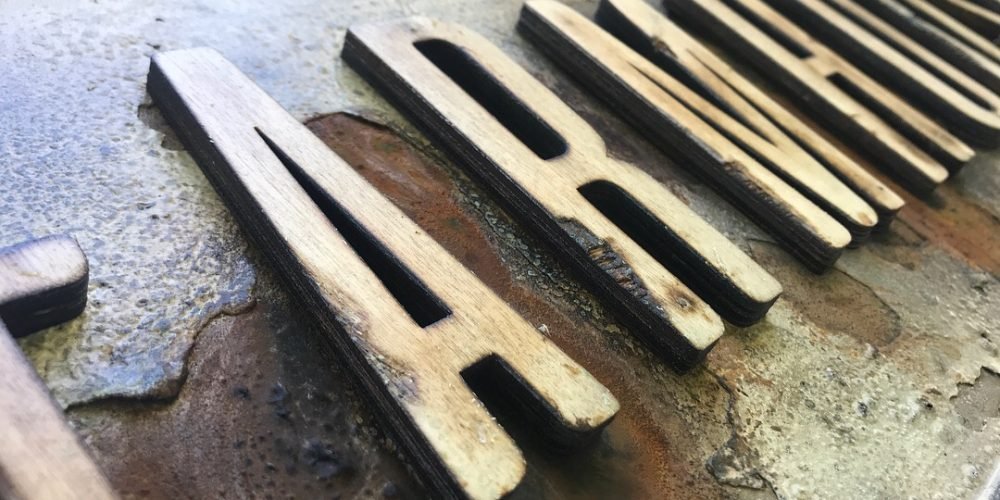 Cartel de Madera FARMHOUSE KITCHEN tamaño 1300x240mm.