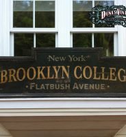 CARTEL DE MADERA BROOKLYN COLLEGE