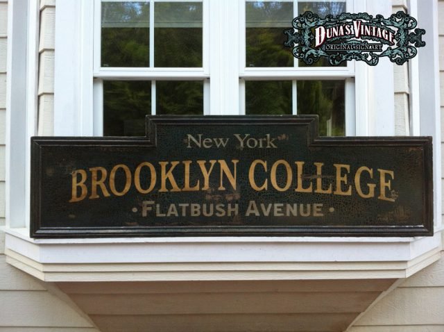CARTEL DE MADERA BROOKLYN COLLEGE