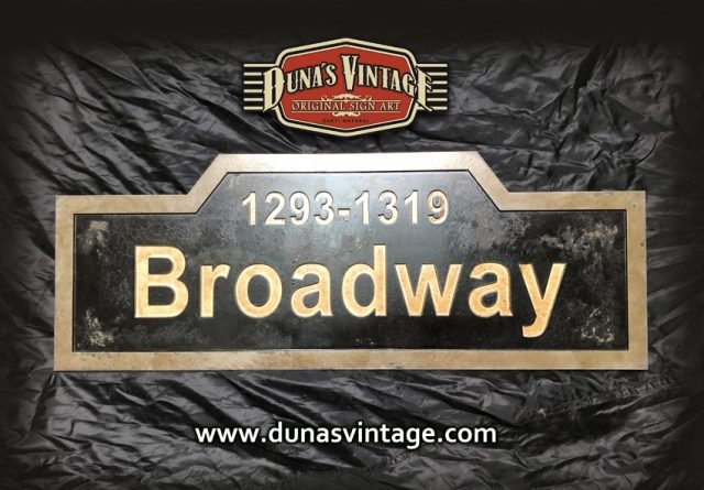 Placa en Madera Broadway.