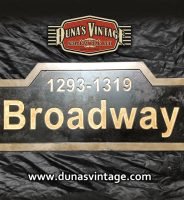 Placa en Madera Broadway.