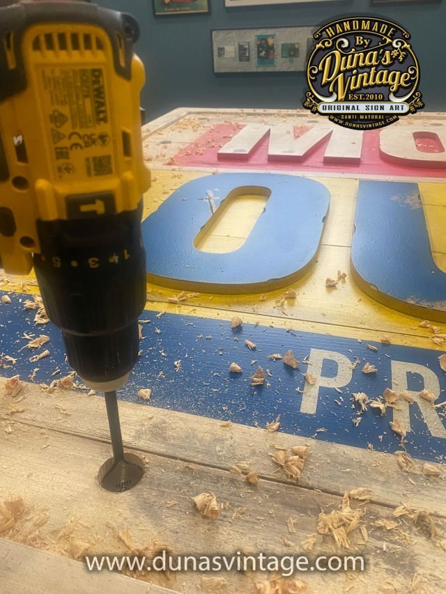 Cartel de Pino Macizo para Montana Outlet BCN – Estilo Industrial con Iluminación Vintage