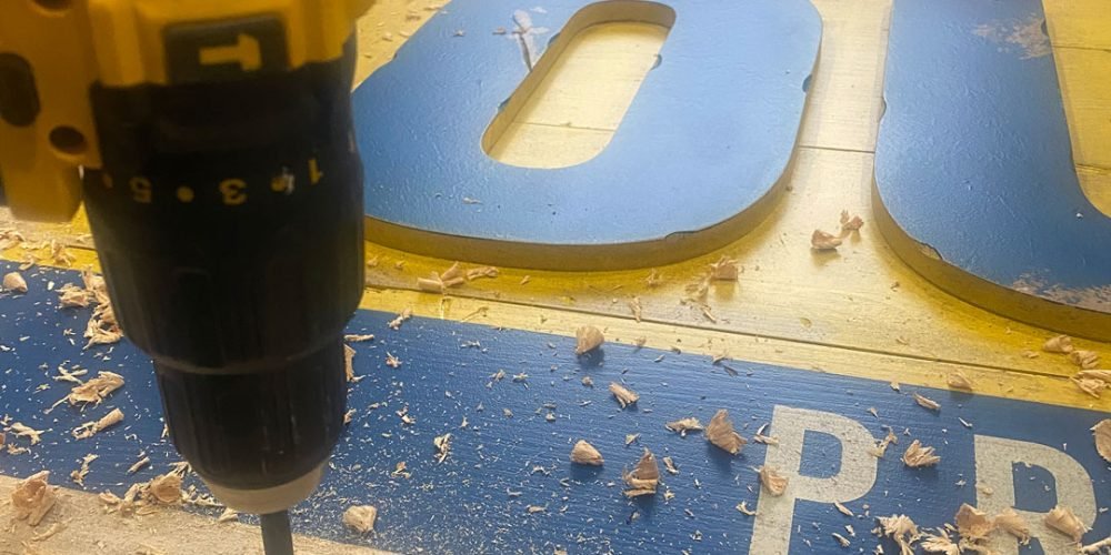 Cartel de Pino Macizo para Montana Outlet BCN – Estilo Industrial con Iluminación Vintage