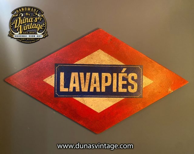 Cartel de madera, placa Metro Lavapiés Madrid.