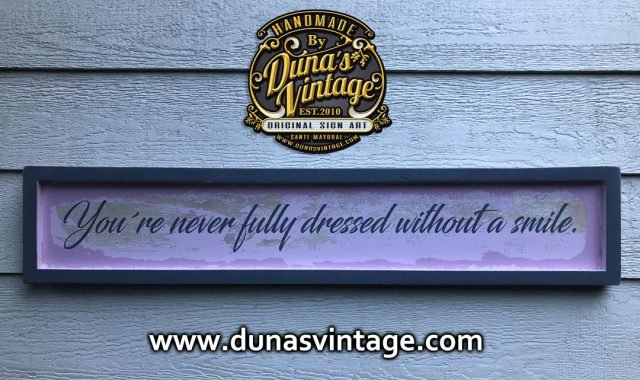 Cartel de Madera You´re never fully dressed without a smile.