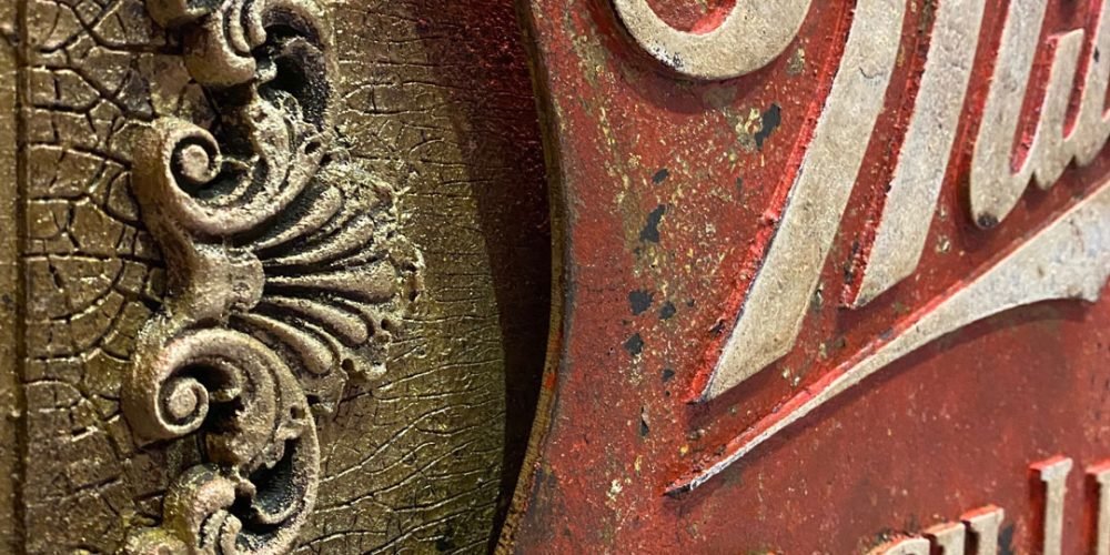 Cartel de madera Miller High Life con relieve y acabado envejecido oxidado.