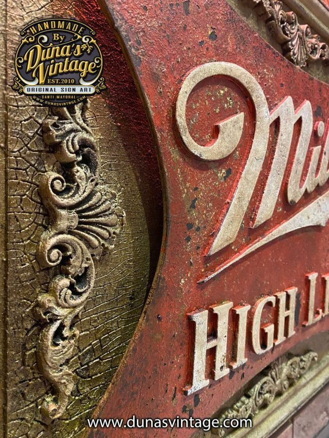 Cartel de madera Miller High Life con relieve y acabado envejecido oxidado.