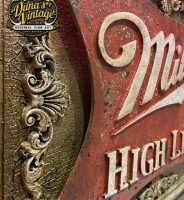 Cartel de madera Miller High Life con relieve y acabado envejecido oxidado.