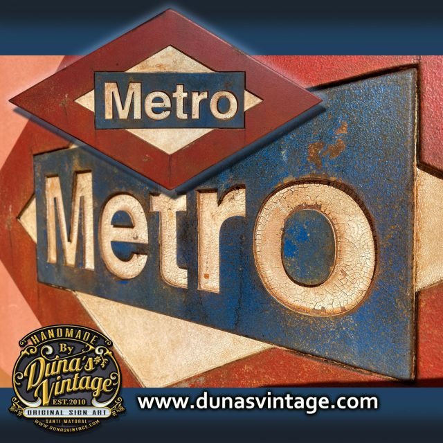 Placa de Madera en Relieve METRO Madrid.