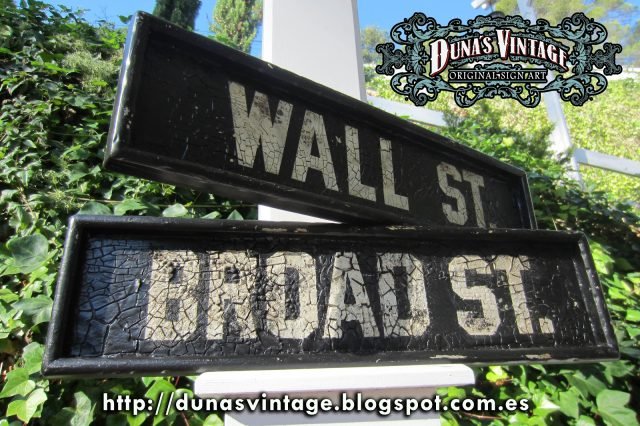 CARTELES WALL ST. and BROAD ST.