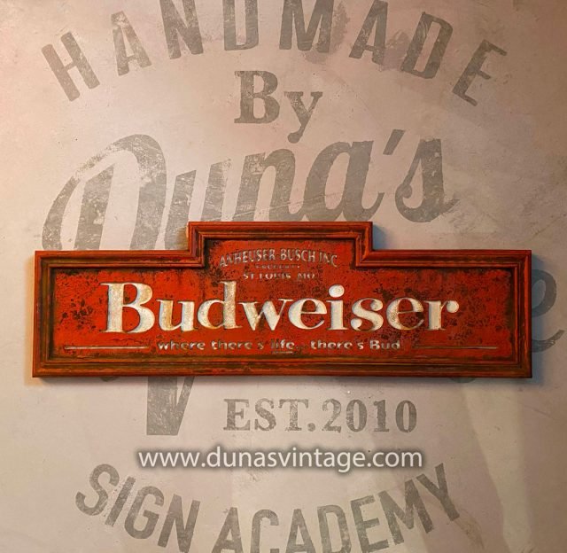 Cartel de madera con efecto óxido de BUDWEISER, tamaño 96×30 cm.