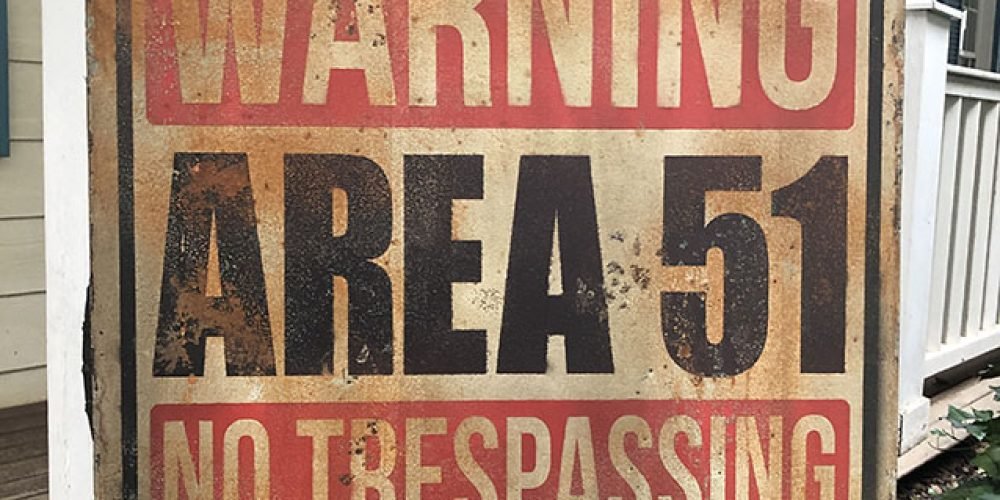 Cartel de Madera AREA 51